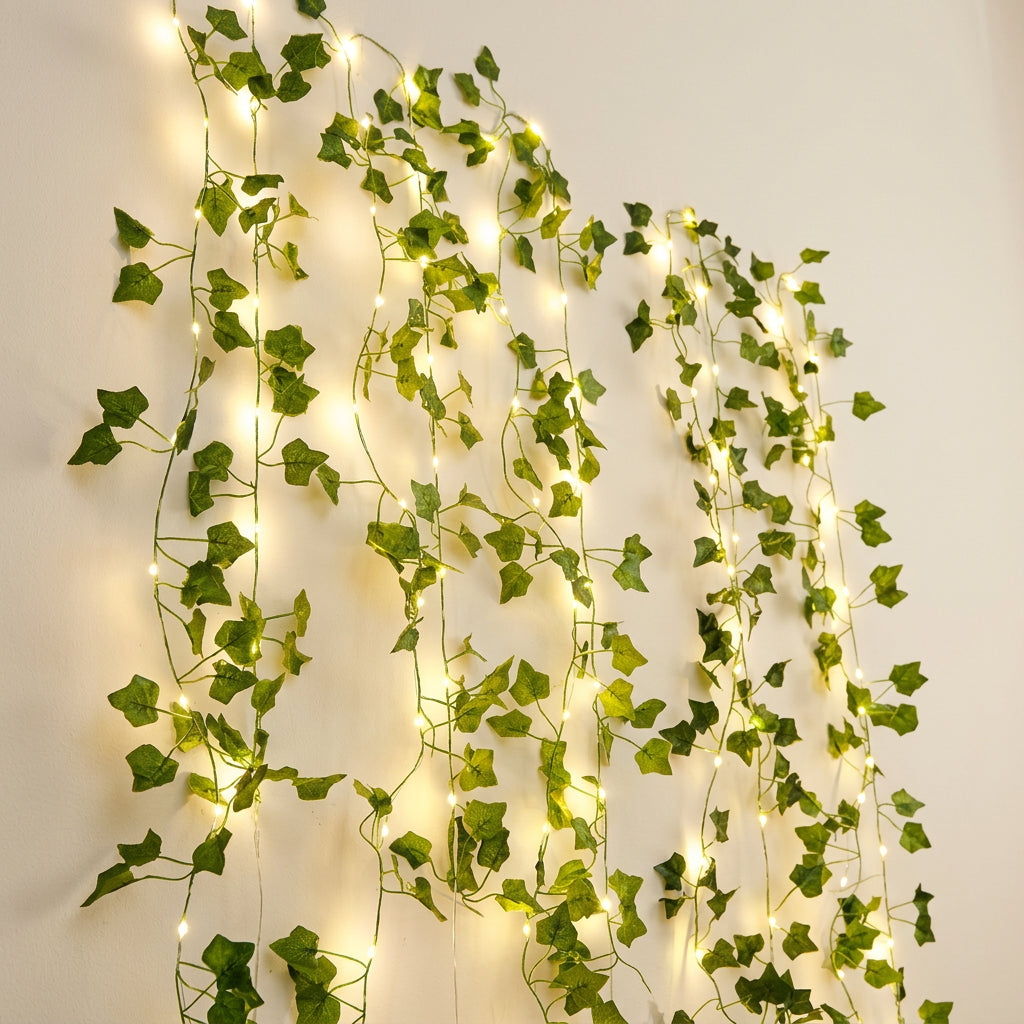 Guirlande lumineuse de lierre artificiel de 5 mètres avec 50 LED blanc chaud installée sur un mur ivoire