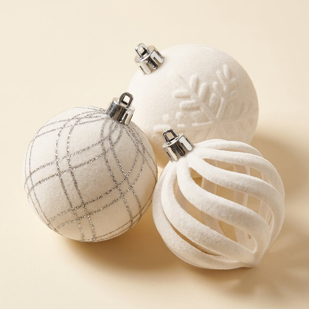 Gros plan sur la finition veloutée des boules blanches