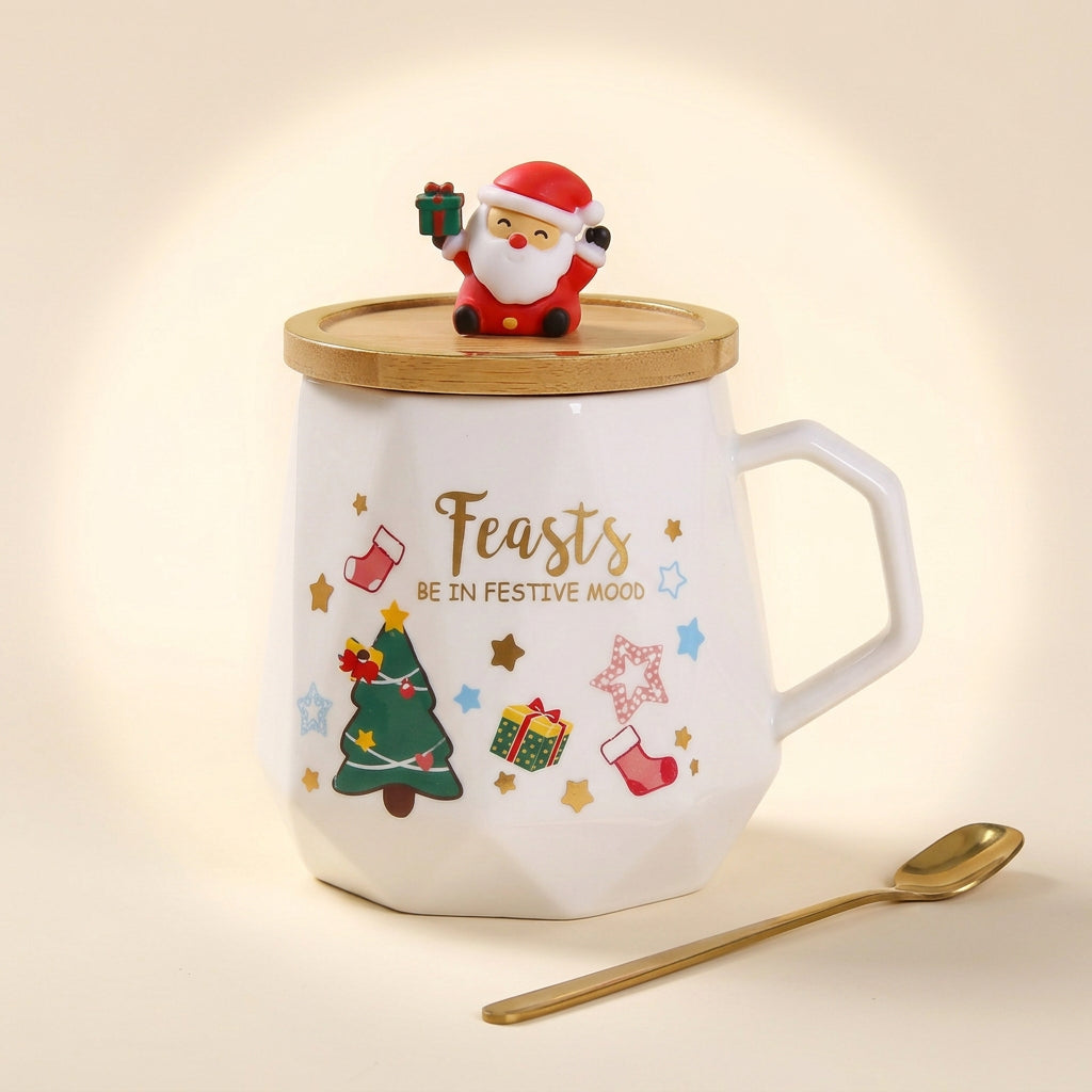 Vue rapprochée du mug en céramique et de son couvercle décoratif à figurine