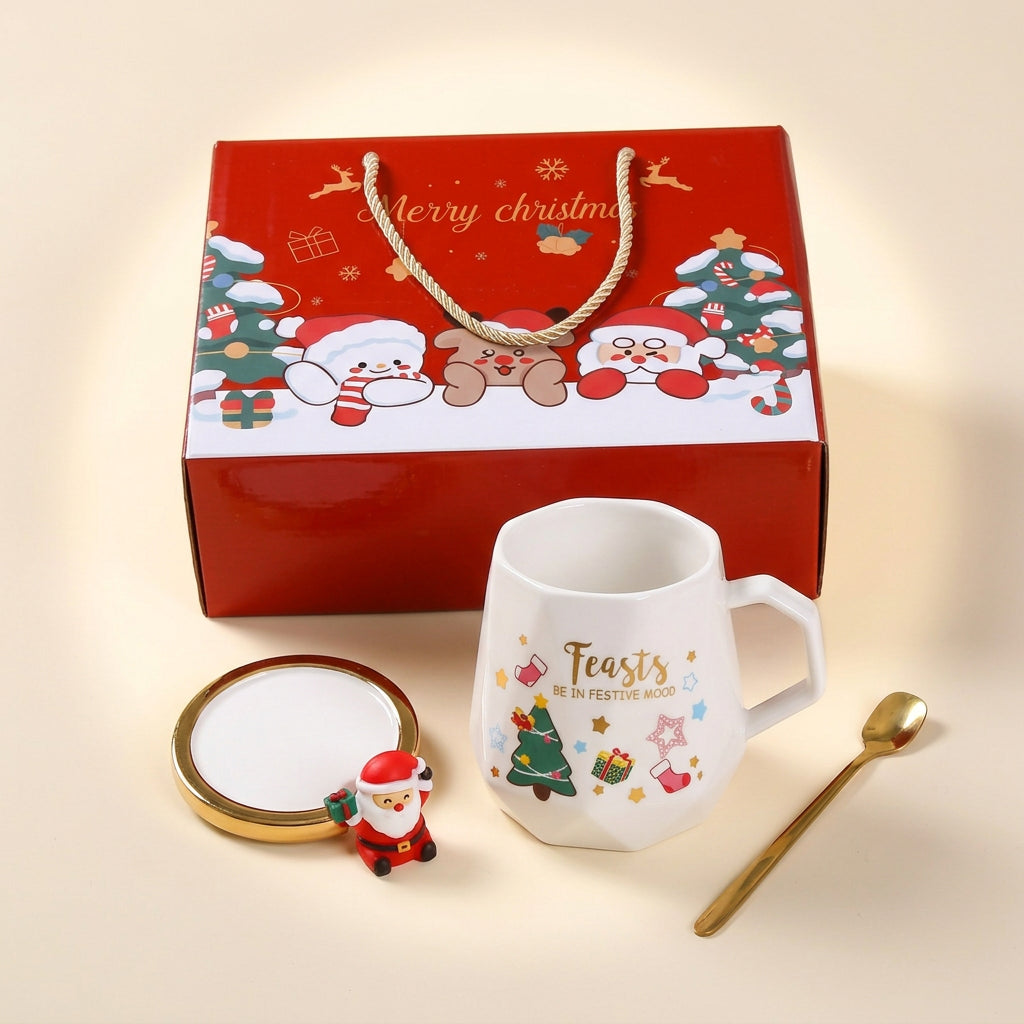 Mug, couvercle décoratif et cuillère dorée présentés hors du coffret rouge