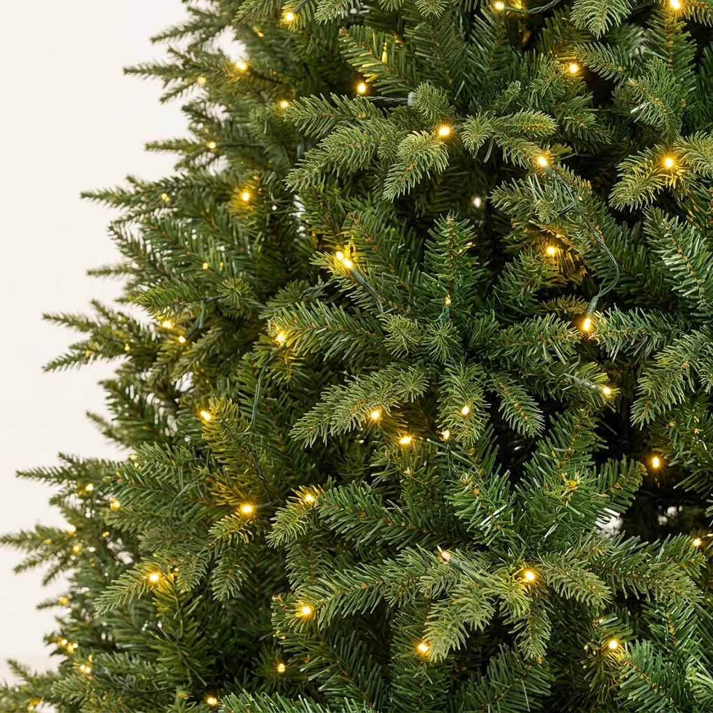 Sapin de Noël artificiel en PE/PVC avec LED intégrées 240 cm – détail du feuillage et des LED